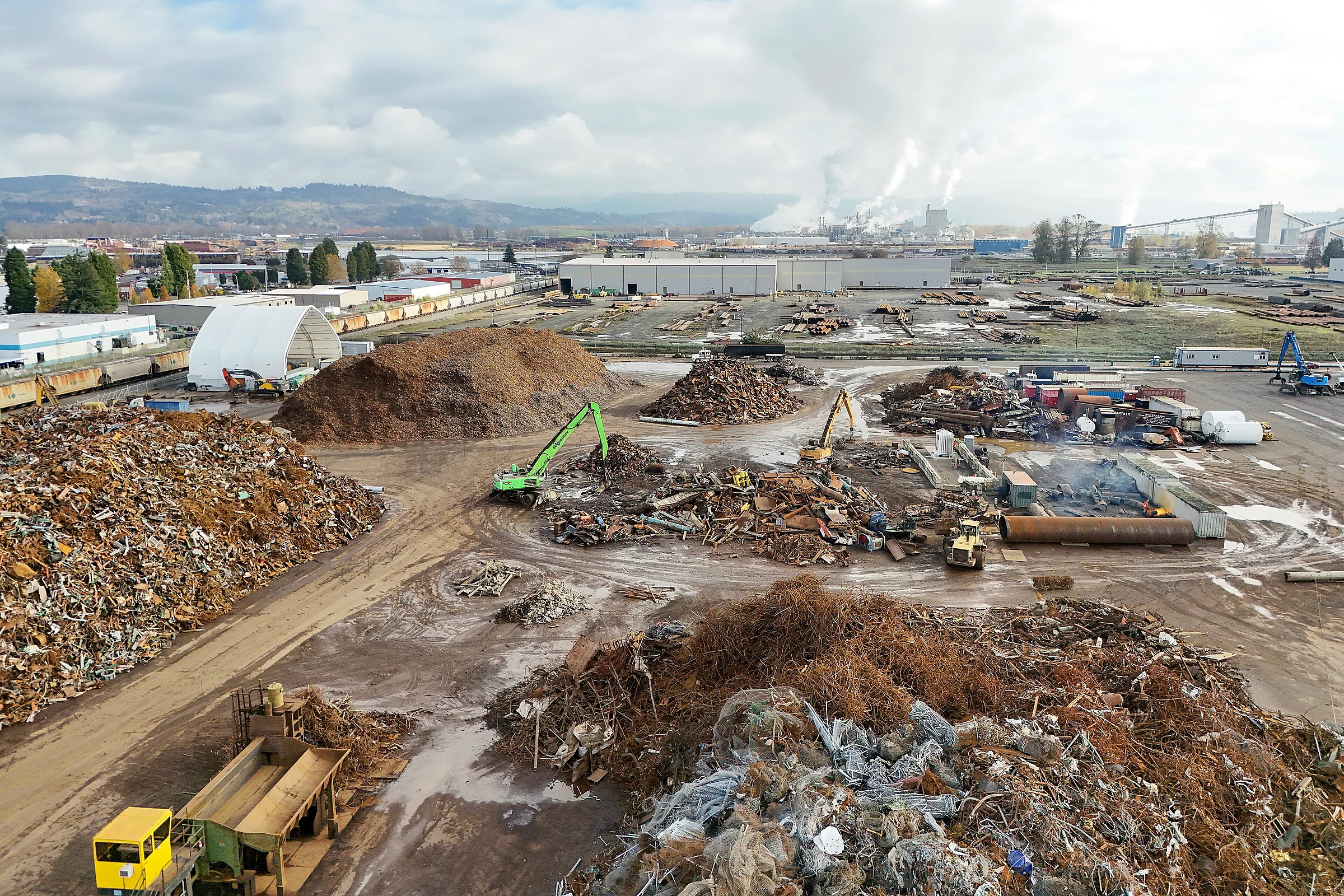 Recyclingstandort mit Materialflächen und technischen Arbeitsbereichen