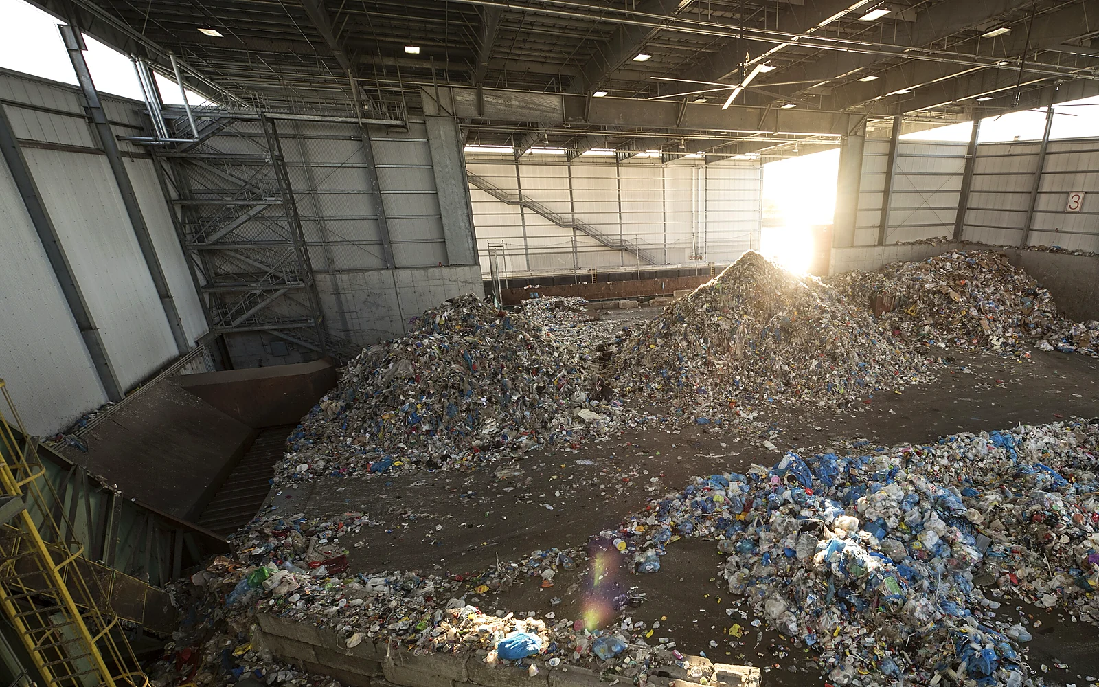 Sortierhalle mit getrennten Materialbereichen